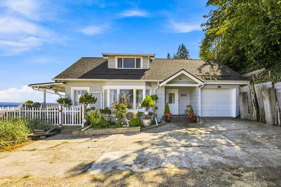 1626 Beach Drive NE Photo 5