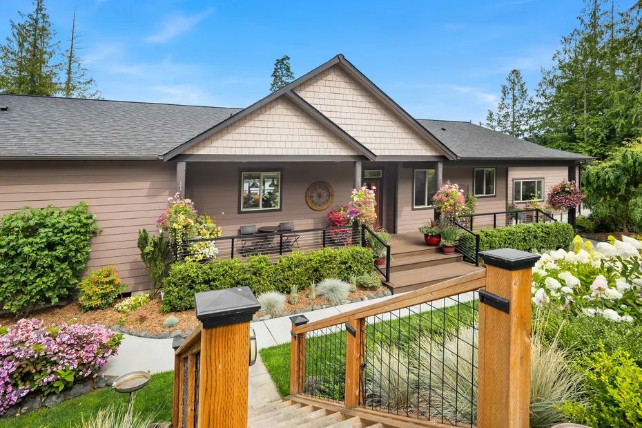 698 Streamside Drive Photo 4
