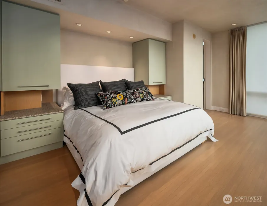 715 2nd Avenue #1501 Photo 32