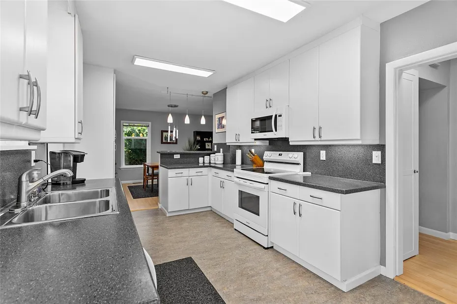 3021 Cedarwood Avenue Photo 9