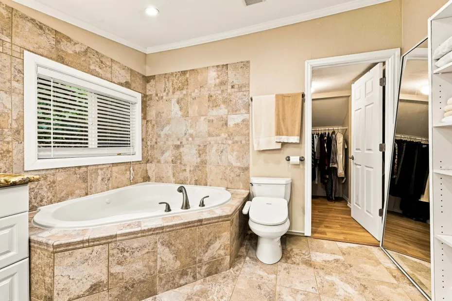 1626 Beach Drive NE Photo 24