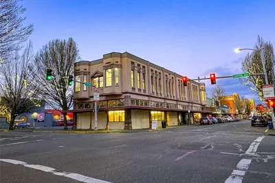 100 4th Avenue E