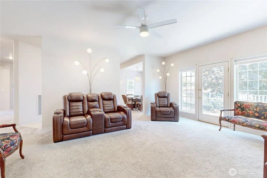 1916 SE Clover Court Photo 19