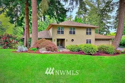 2305 Sahalee Drive E