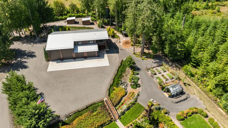 698 Streamside Drive Photo 35