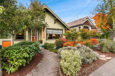 4433 Greenwood Ave N