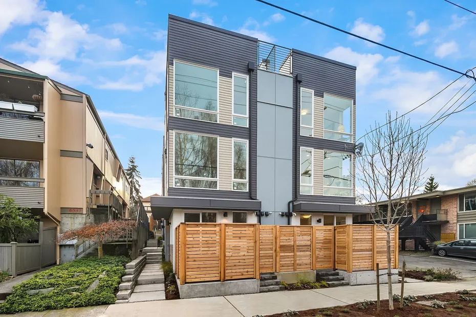 6539 4th Avenue NE #B Photo 1