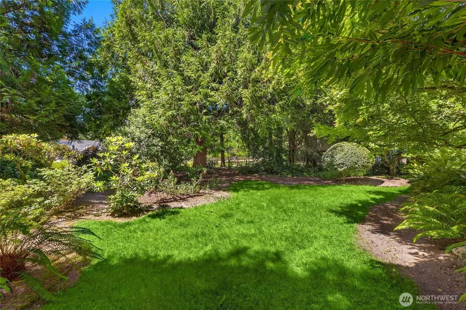 676 Park Avenue NE Photo 34