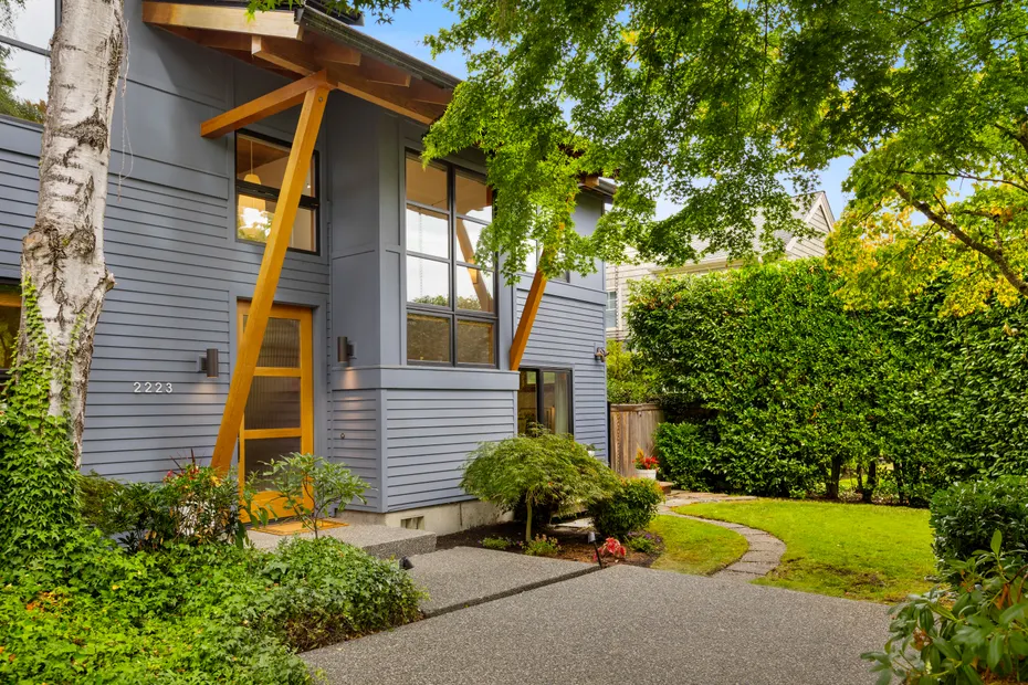 2223 39th Avenue E Photo 2