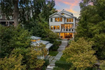 3129 W Laurelhurst Drive Ne