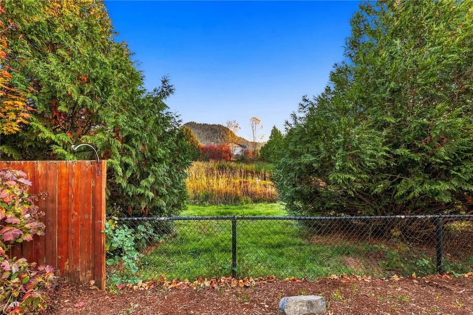 242 Riggs Drive E Photo 24
