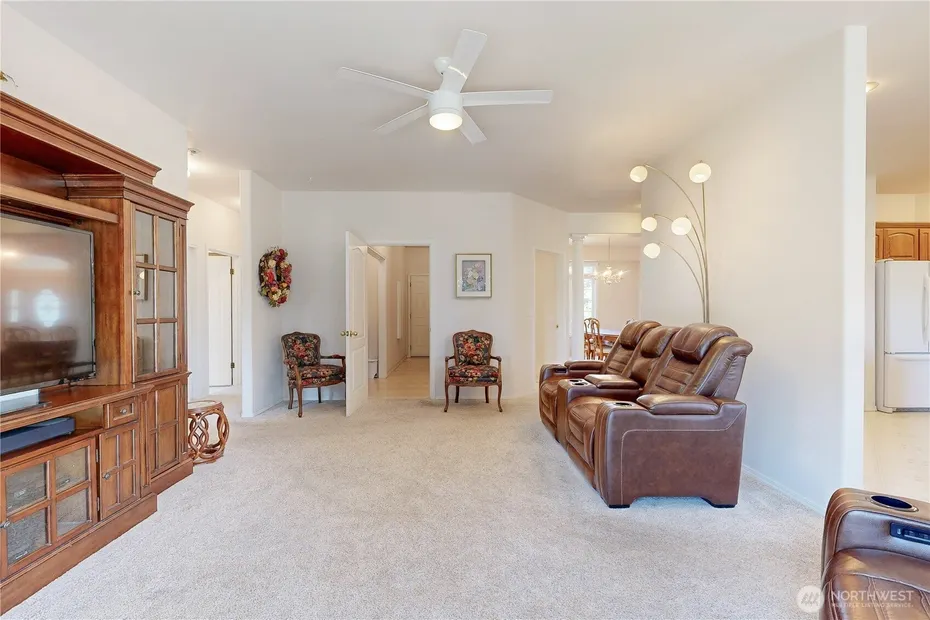 1916 SE Clover Court Photo 8