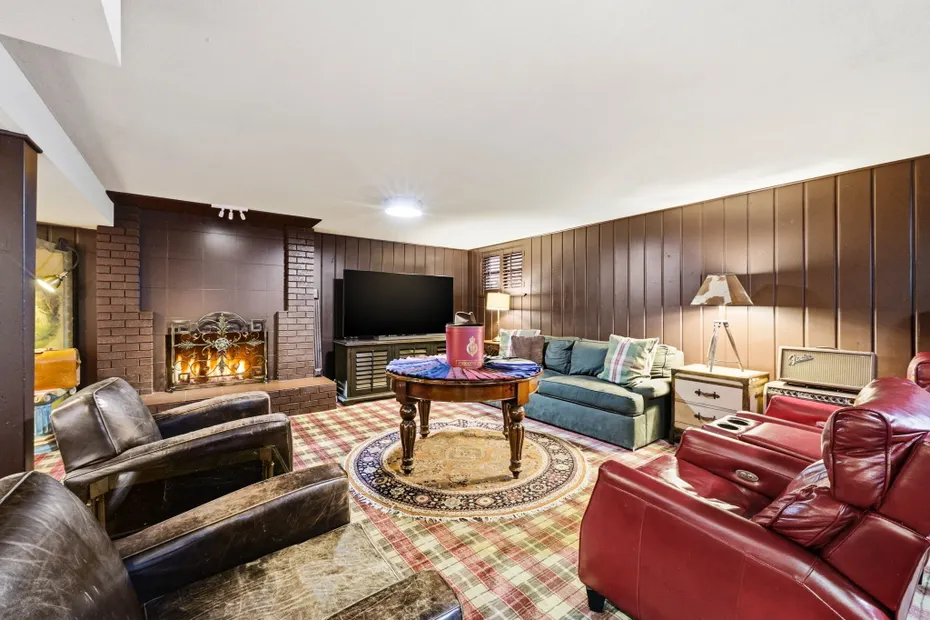 1637 Broadmoor Drive E Photo 31