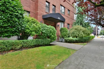 2450 Dexter Avenue N #202