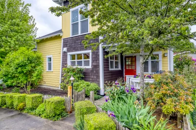 303 Ericksen Avenue Ne