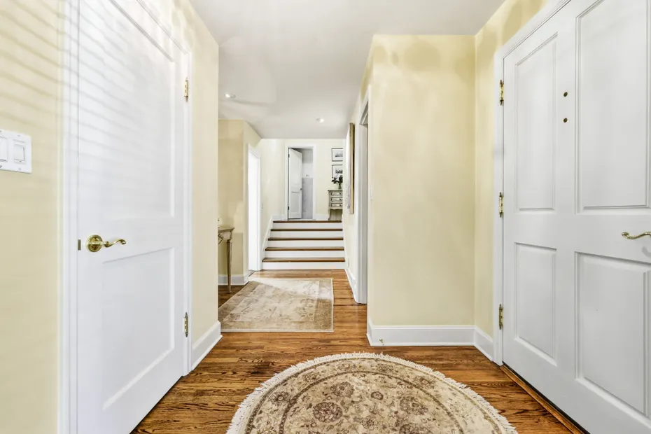 1637 Broadmoor Drive E Photo 7