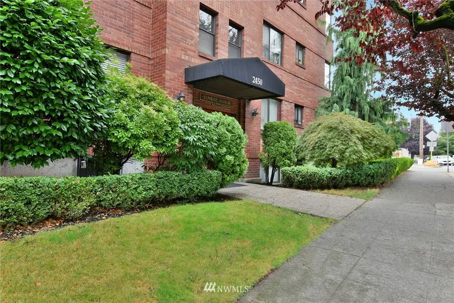 2450 Dexter Avenue N #202 Photo 1