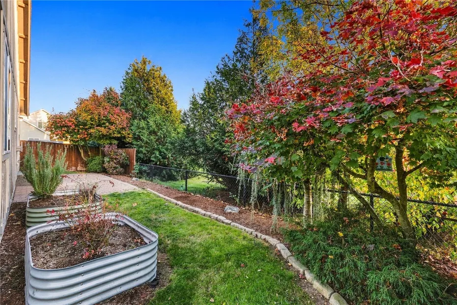 242 Riggs Drive E Photo 23