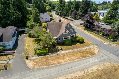 618 Cowlitz Street W