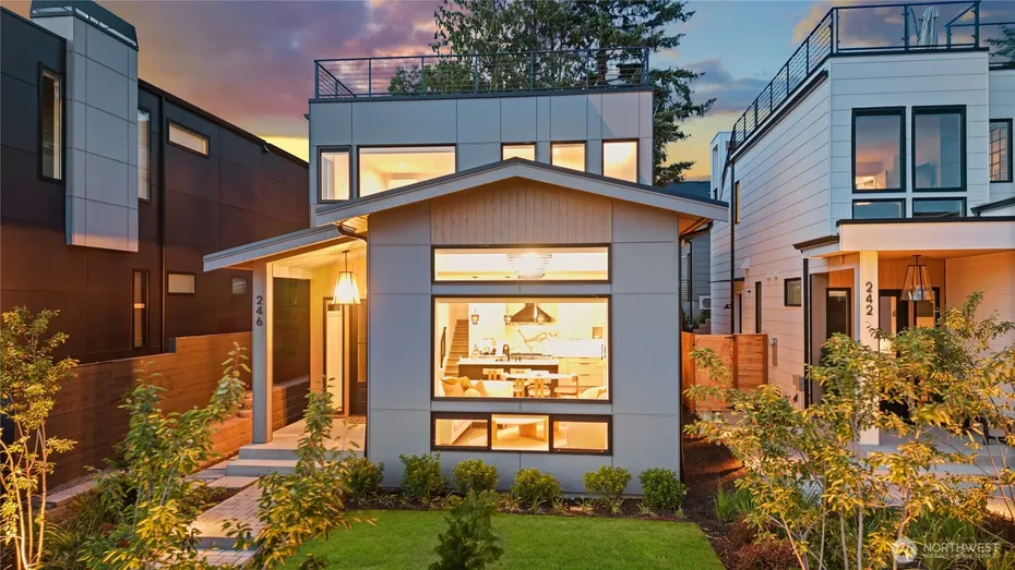 246 5th Avenue W Photo 17