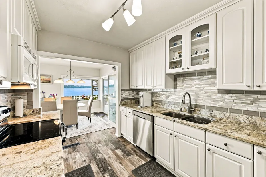 1626 Beach Drive NE Photo 18