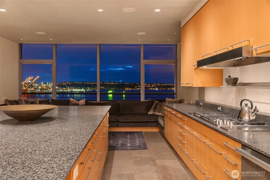 715 2nd Avenue #1501 Photo 12