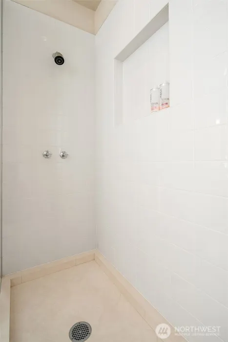 715 2nd Avenue #1501 Photo 34