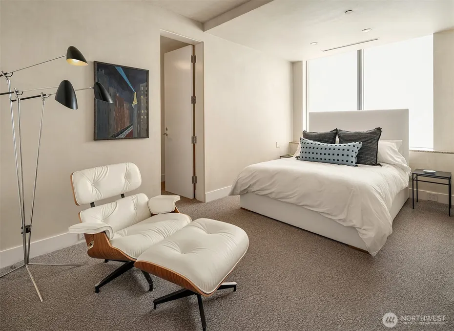 715 2nd Avenue #1501 Photo 35