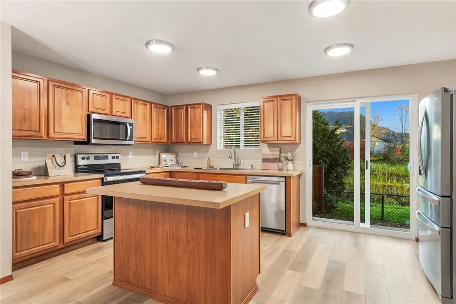 242 Riggs Drive E Photo 11