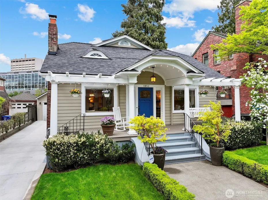 1852 E Shelby Street Photo 2