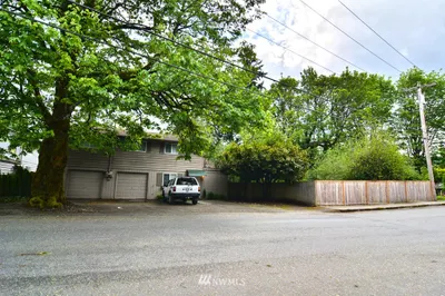 215 NE Dogwood Street