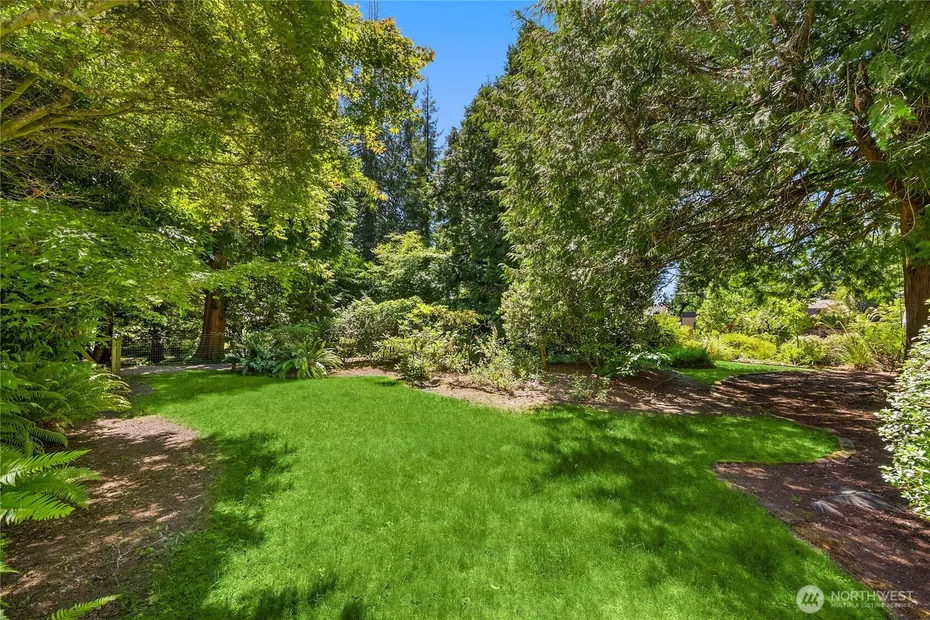 676 Park Avenue NE Photo 33