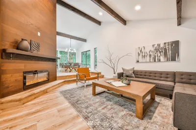 25201 SE Mirrormont Way