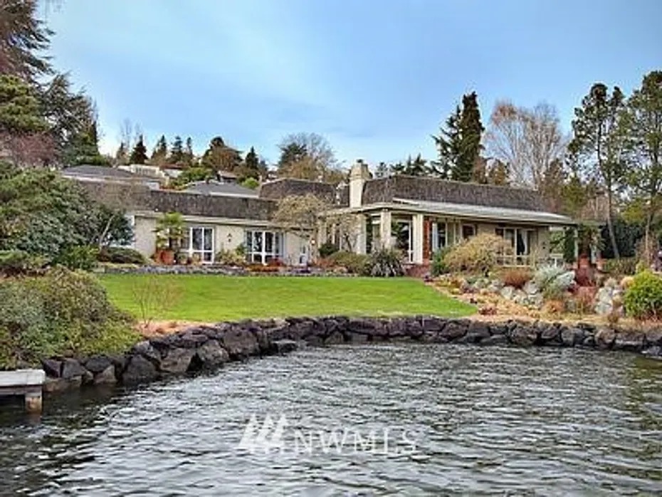 1526 Lakeside Avenue S Photo 1