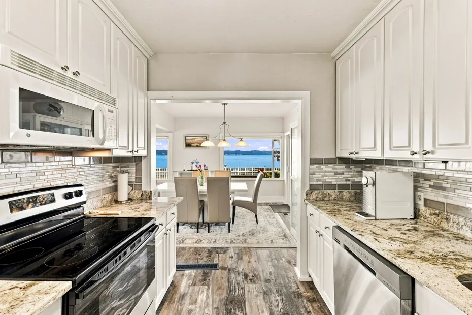 1626 Beach Drive NE Photo 16