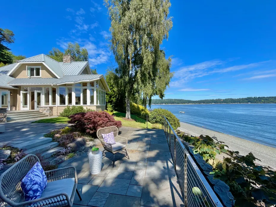3230 Point White Drive NE Photo 1