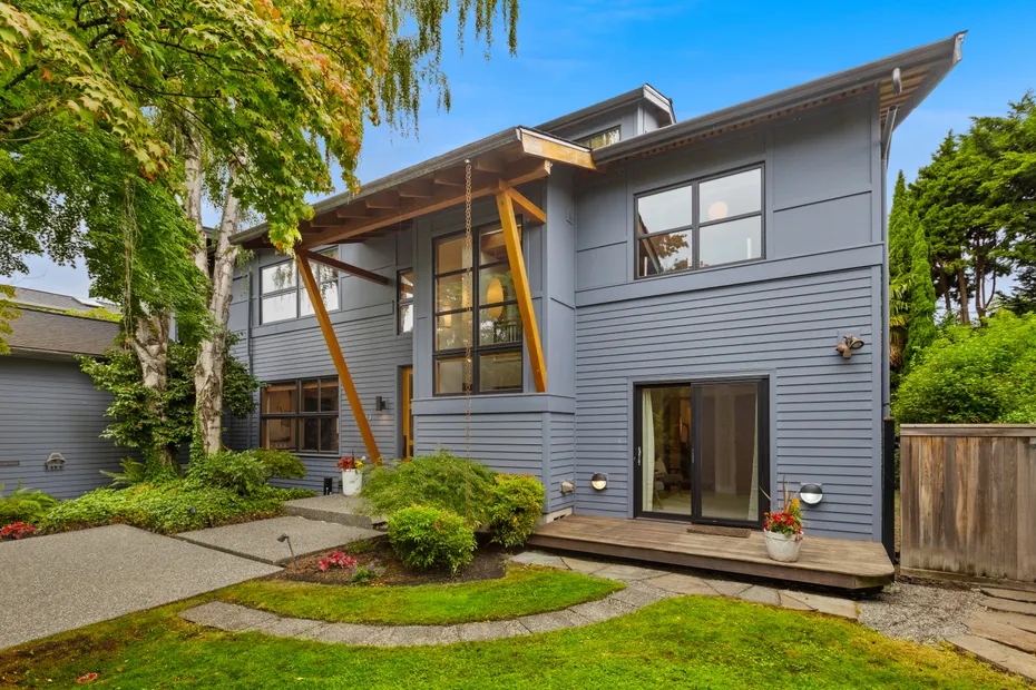 2223 39th Avenue E Photo 3