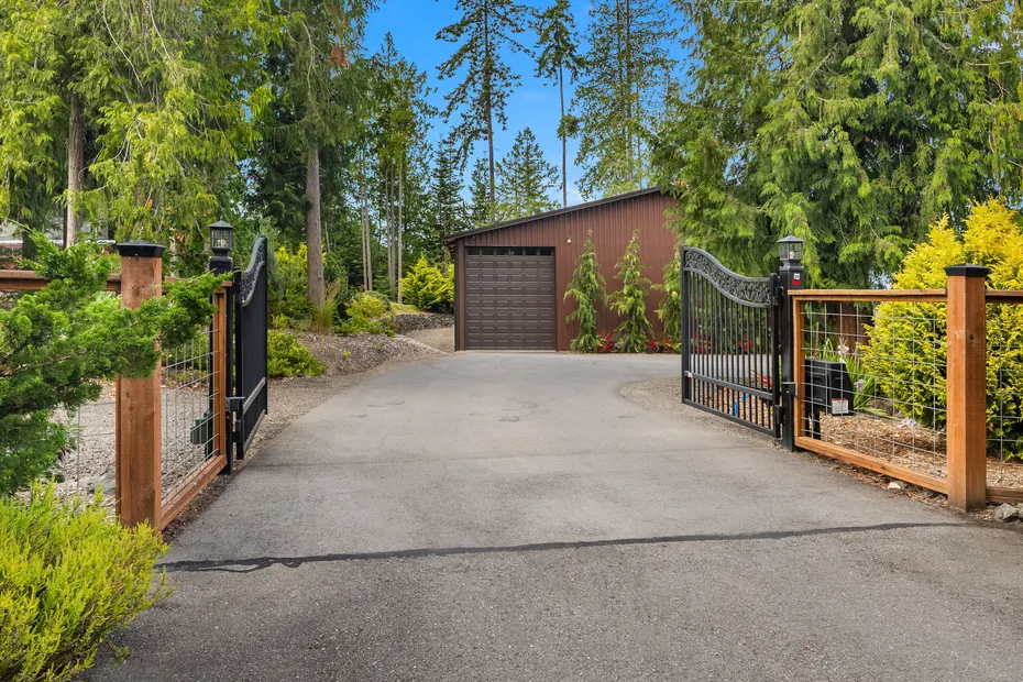 698 Streamside Drive Photo 36