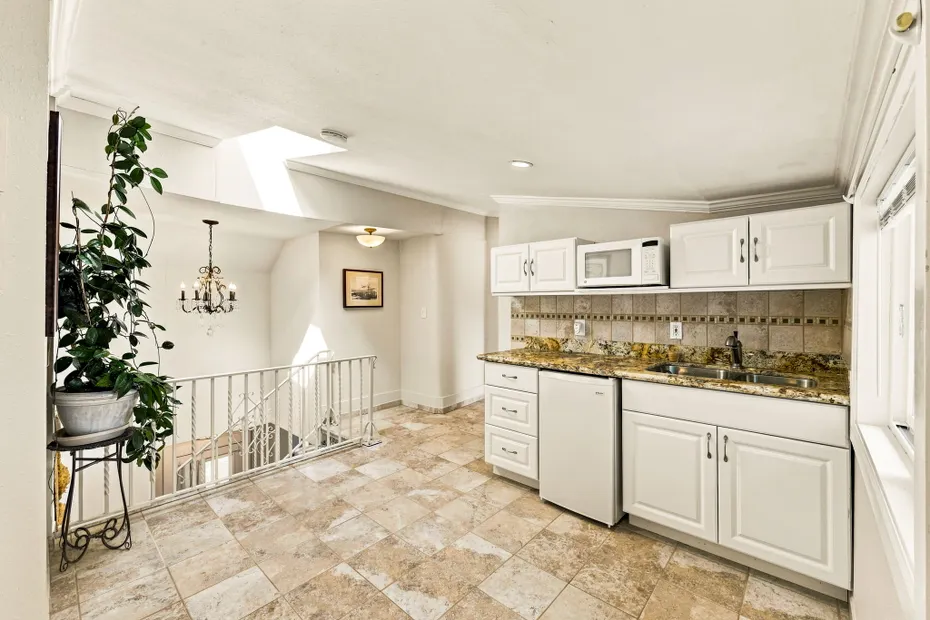 1626 Beach Drive NE Photo 19