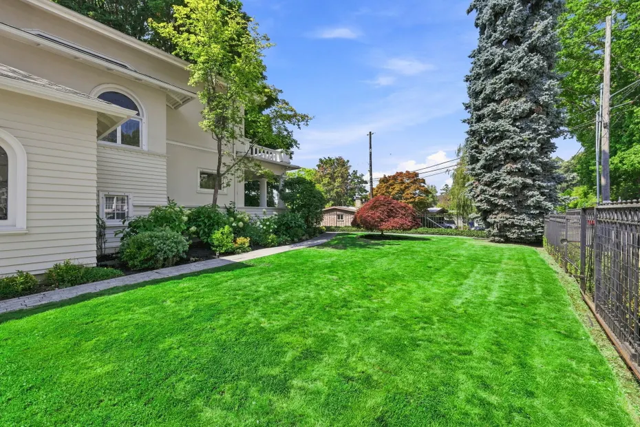 1111 Bellevue Place E Photo 40