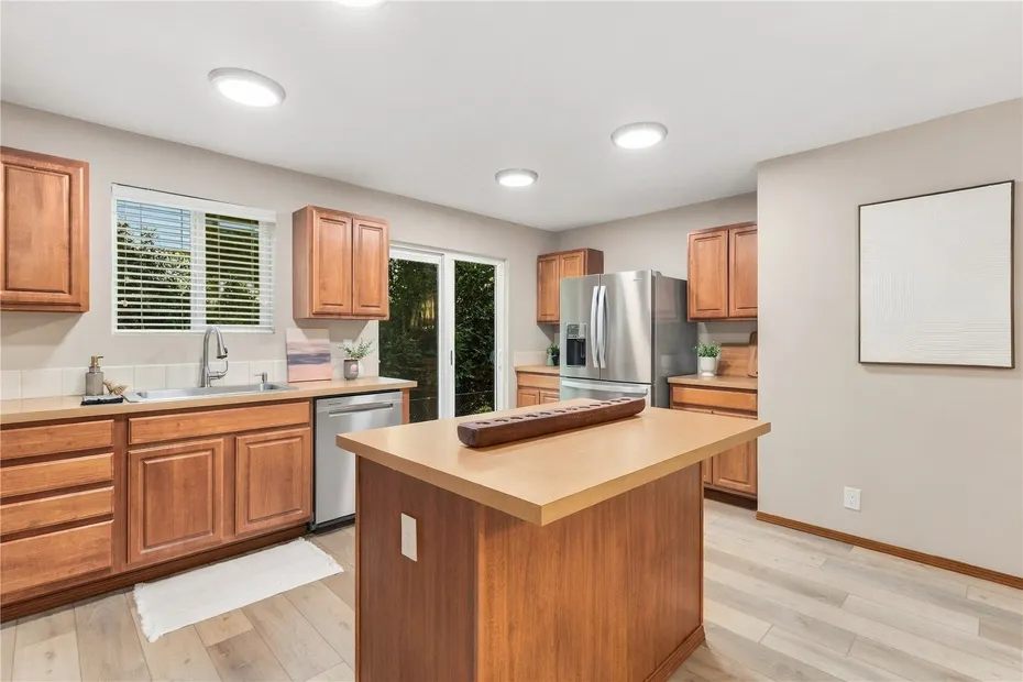 242 Riggs Drive E Photo 10