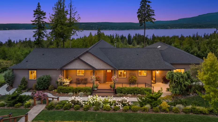 698 Streamside Drive Photo 2