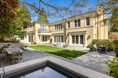 2001 Broadmoor Drive E