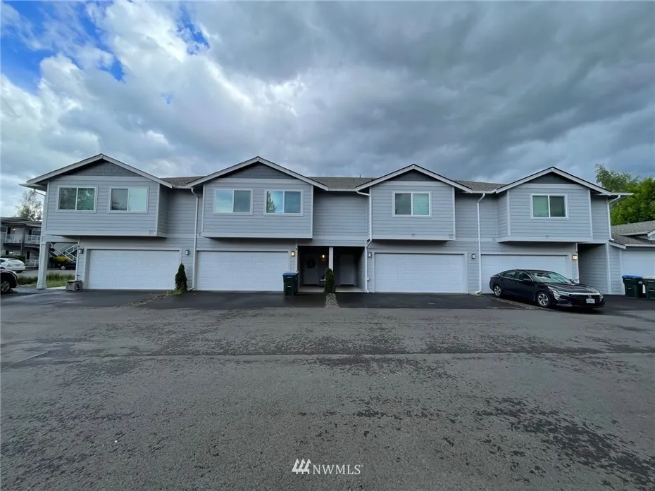 1903 Ahlers Avenue Photo 1