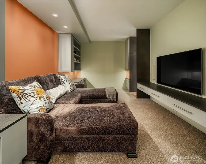 715 2nd Avenue #1501 Photo 24