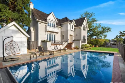 2570 Magnolia Boulevard W